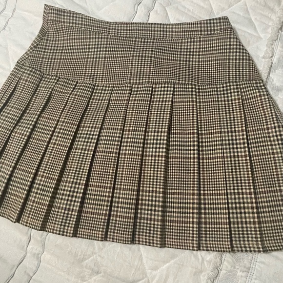 Woman’s Dickies plaid wide width pleated mini skirt. Side zip w button. Tan - Picture 14 of 14